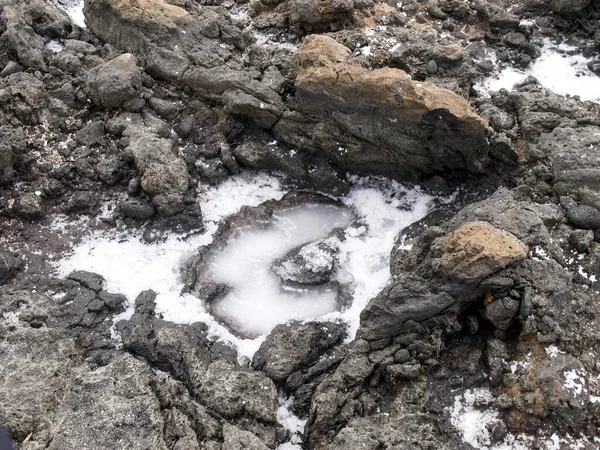 Praia da lava com formação de sal — Fotografia de Stock