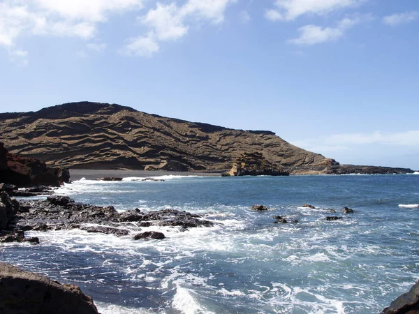 Praia de El Golfo, na costa sudoeste de Lanzarote . — Fotografia de Stock
