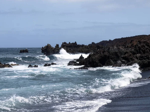 Typisch zwart zandstrand van vulkanische oorsprong — Stockfoto