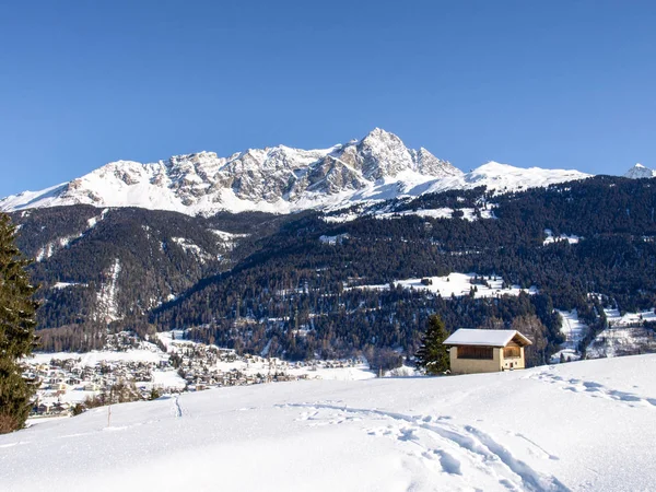 Savognin: region, snötäckta berg och skidbackar — Stockfoto