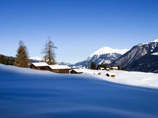 Savognin: región, montañas cubiertas de nieve y pistas de esquí — Foto de Stock