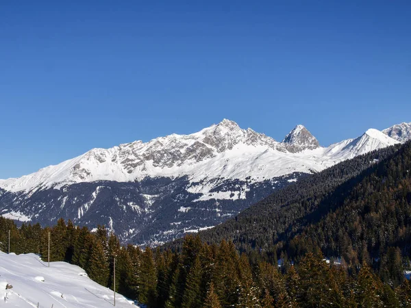 Savognin: regio, besneeuwde bergen en skipistes — Stockfoto