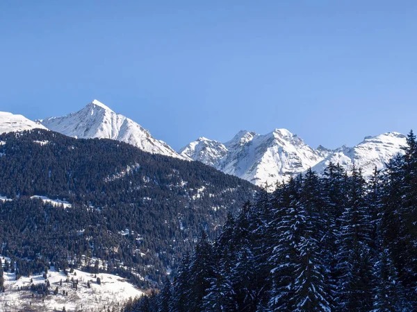 Savognin: region, snötäckta berg och skidbackar — Stockfoto