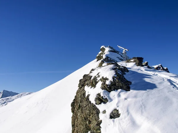 Savognin: region, pokryte śniegiem góry i stoki narciarskie — Zdjęcie stockowe