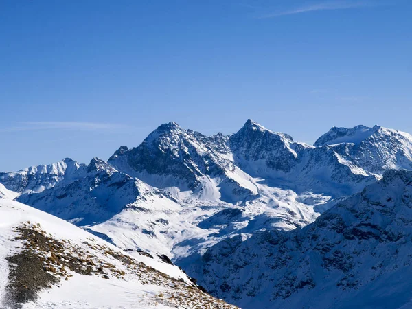 Savognin: regio, besneeuwde bergen en skipistes — Stockfoto