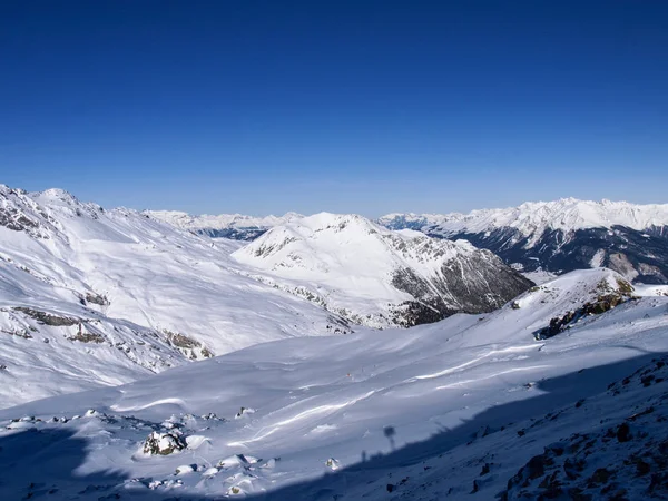 Savognin: bölge, karla kaplı dağlar ve kayak yamaçları — Stok fotoğraf