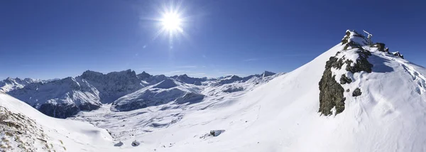 Savognin: regio, besneeuwde bergen en skipistes — Stockfoto