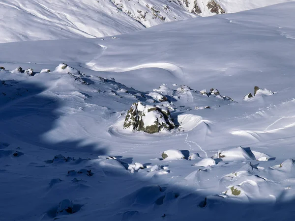 Savognin: região, montanhas cobertas de neve e pistas de esqui — Fotografia de Stock