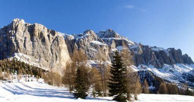 Karlı Dolomitlerin panoraması.