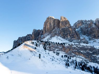 Karlı Dolomitlerin panoraması.
