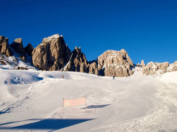 Panorama das Dolomitas nevadas . — Fotografia de Stock