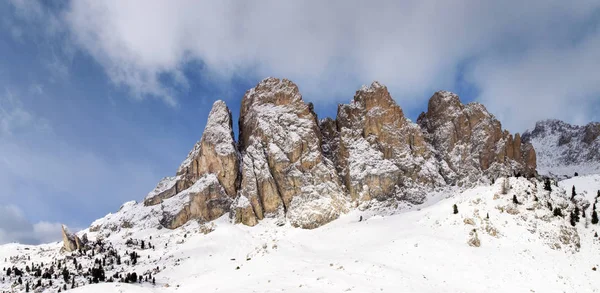 Panorama zaśnieżonych Dolomitów. — Zdjęcie stockowe