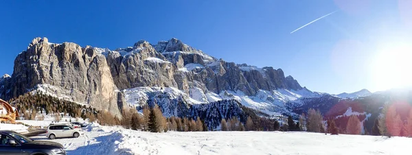 Panorama över de snöiga Dolomiterna. — Stockfoto