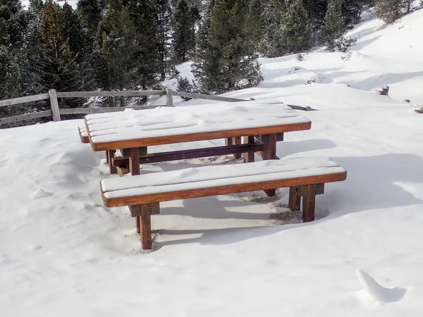 Träbänk under snö — Stockfoto