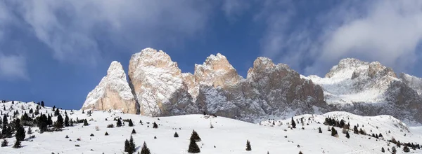Blick auf die verschneiten Dolomiten. — Stockfoto