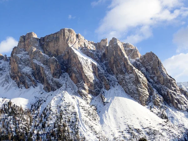 Blick auf die verschneiten Dolomiten. — Stockfoto