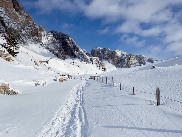 Panorama över de snöiga Dolomiterna. — Stockfoto