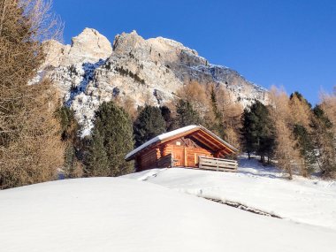 Karlı Dolomitlerin panoraması.