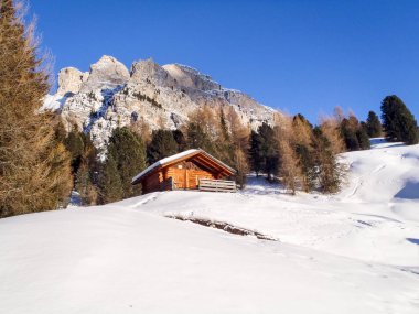 Karlı Dolomitlerin panoraması.