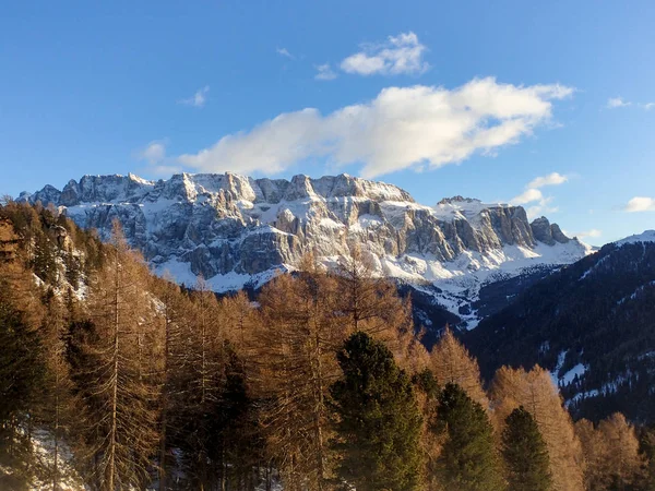 Panorama zaśnieżonych Dolomitów. — Zdjęcie stockowe