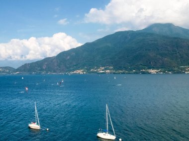 Cremia, İtalya: Como Gölü 'ne bakan Cremia köyünün panoraması.
