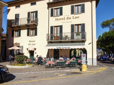 Menaggio İtalya - 10 Mart 2017: Como Gölü kıyısındaki tarihi köy