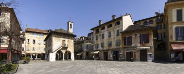 Orta San Giulio, İtalya - 13 Mart 2017: Orta Gölü 'nün doğu kıyısında yer alan bir köy
