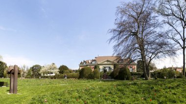 Lozan, İsviçre - 1 Nisan 2017: Olimpiyat Müzesi 'nin park ve heykelleri