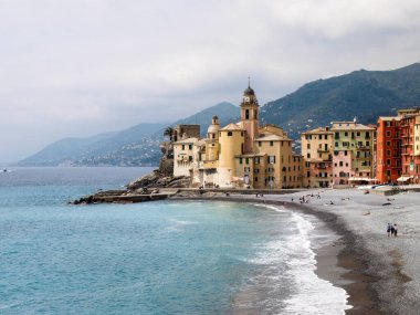 Camogli, İtalya: Tipik sahil köyü, marinası ve deniz kenarındaki renkli binalarıyla tanınan turizm merkezi.