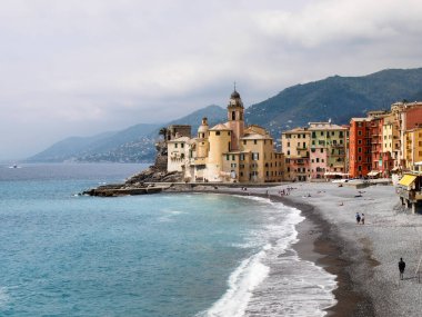 Camogli, İtalya: Tipik sahil köyü, marinası ve deniz kenarındaki renkli binalarıyla tanınan turizm merkezi.