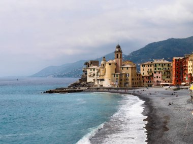 Camogli, İtalya: Tipik sahil köyü, marinası ve deniz kenarındaki renkli binalarıyla tanınan turizm merkezi.