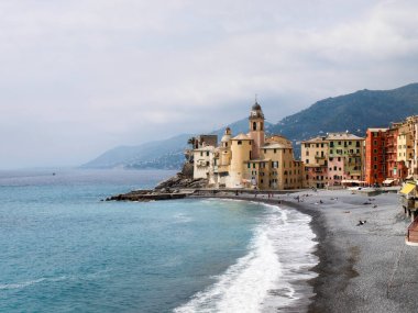 Camogli, İtalya: Tipik sahil köyü, marinası ve deniz kenarındaki renkli binalarıyla tanınan turizm merkezi.