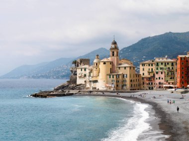 Camogli, İtalya: Tipik sahil köyü, marinası ve deniz kenarındaki renkli binalarıyla tanınan turizm merkezi.