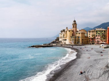 Camogli, İtalya: Tipik sahil köyü, marinası ve deniz kenarındaki renkli binalarıyla tanınan turizm merkezi.