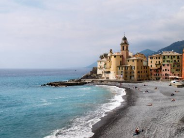 Camogli, İtalya: Tipik sahil köyü, marinası ve deniz kenarındaki renkli binalarıyla tanınan turizm merkezi.