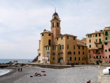 Camogli, İtalya - 11 Nisan 2017: Tipik sahil köyü, marinası ve deniz kenarındaki renkli binalarıyla tanınan turizm merkezi.