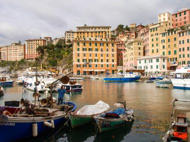 Camogli, İtalya: Tipik sahil köyü, marinası ve deniz kenarındaki renkli binalarıyla tanınan turizm merkezi.