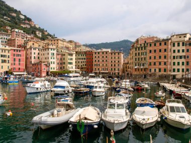 Camogli, İtalya: Tipik sahil köyü, marinası ve deniz kenarındaki renkli binalarıyla tanınan turizm merkezi.