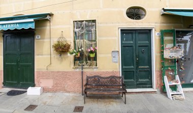 Camogli, İtalya - 11 Nisan 2017: Tipik sahil köyü, marinası ve deniz kenarındaki renkli binalarıyla tanınan turizm merkezi.