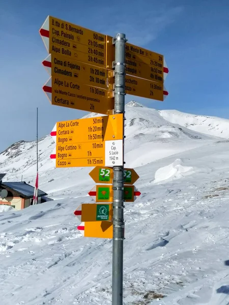 Valcolla Sviçre Aralık 2017 Dağ Yürüyüşü Patikalarını Gösteren Işaretler — Stok fotoğraf
