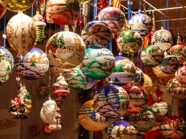 Basel, İsviçre - 17 Aralık 2017: Tarihi merkezin sokaklarında Noel pazarı