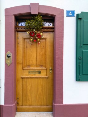 Basel, İsviçre - 17 Aralık 2017: Tarihi kent merkezi ve tipik evler