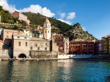 Vernazza, İtalya - 20 Şubat 2017: Doğu Ligurian kıyısındaki antik köy. Küçük marinayı çevreleyen renkli evler. Doria Kalesi, silindirik kulesi olan bir ortaçağ savunma yapısıdır..