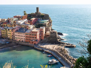Vernazza, İtalya: Doğu Ligurya kıyısındaki antik köy. Küçük marinayı çevreleyen renkli evler. Doria Kalesi, silindirik kulesi olan bir ortaçağ savunma yapısıdır..