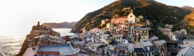Vernazza, İtalya: Doğu Ligurya kıyısındaki antik köy. Küçük marinanın etrafındaki renkli evler.