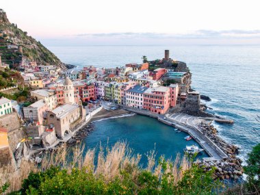 Vernazza, İtalya: Doğu Ligurya kıyısındaki antik köy. Küçük marinanın etrafındaki renkli evler.