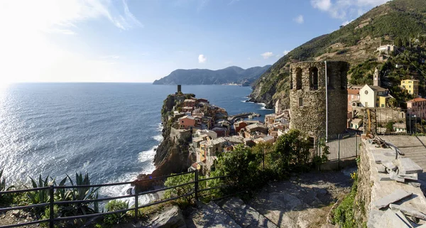 Vernazza Italia Antiguo Pueblo Costa Oriental Liguria Casas Colores Rodean — Foto de Stock