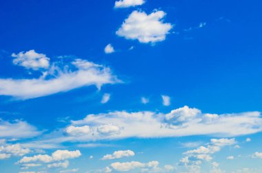 Cumulus bulutları mavi gökyüzü ile