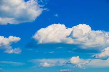 Cumulus bulutları mavi gökyüzü ile