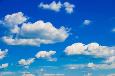 Cumulus bulutları mavi gökyüzü ile